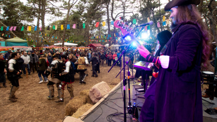 Escapate a Villa Gesell y Viví el Invierno Medieval Más Asombroso de la Costa