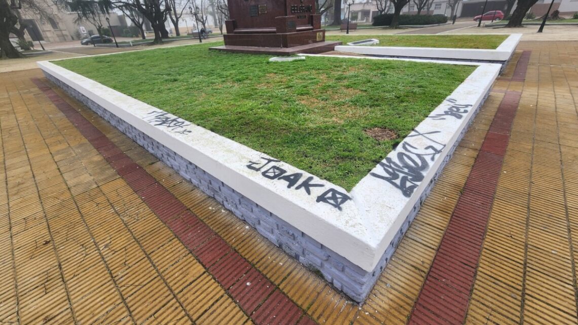 Dinápoli apuntó al vandalismo en Plaza Belgrano, pero vecinos reclaman por hechos más graves Dinápoli apuntó al vandalismo en Plaza Belgrano, pero vecinos reclaman por hechos más graves