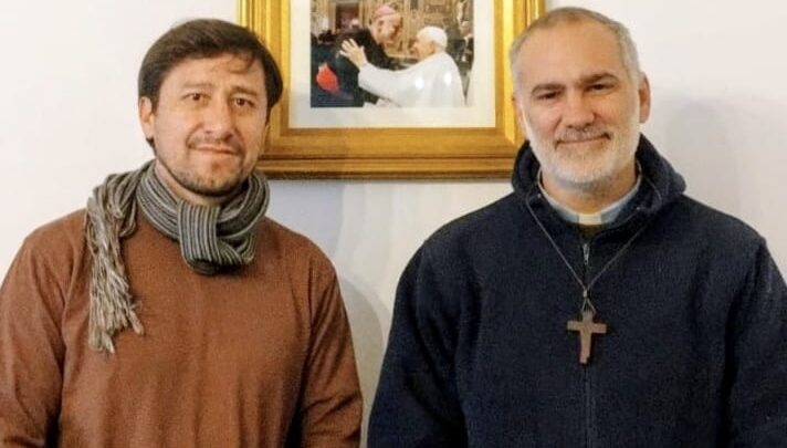 Ariel Valcarlos llevó la voz de la familia al Obispo Liébana en un encuentro cargado de esperanza