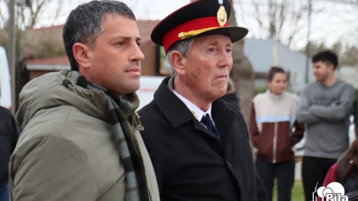 Orgullo y Emoción: Gustavo Walker, acompañado por su familia, dijo presente en el aniversario de Bomberos