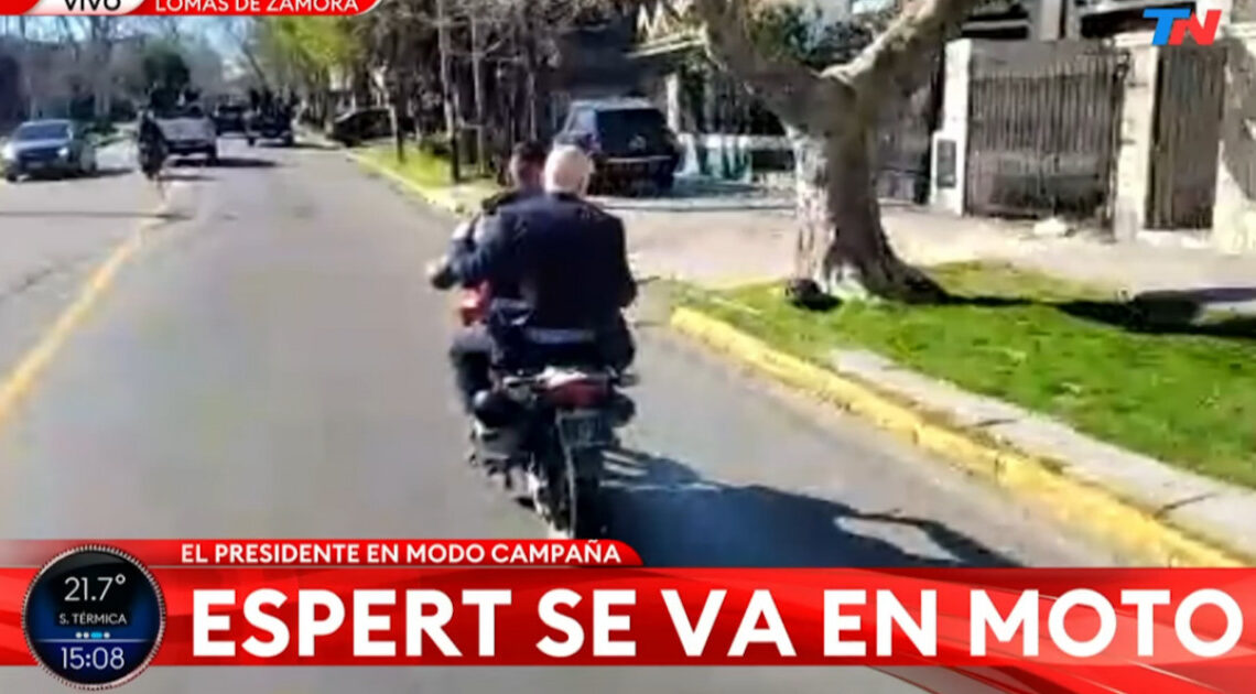 Caravana accidentada: entre piedrazos, Espert salió en moto tirando cortes y sin casco Caravana accidentada: entre piedrazos, Espert salió en moto tirando cortes y sin casco