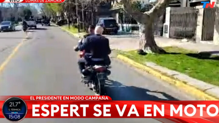 Caravana accidentada: entre piedrazos, Espert salió en moto tirando cortes y sin casco