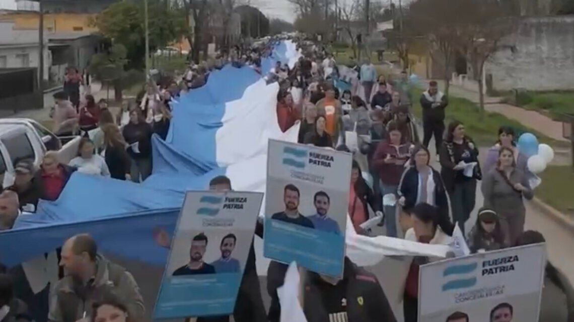 Una caravana de alegría inundó las calles de Dolores Una caravana de alegría inundó las calles de Dolores