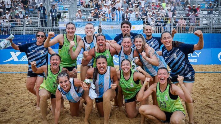 La atleta costera Giuliana Gamba, campeona en los World Games 2025 junto al seleccionado argentino de Beach Handball
