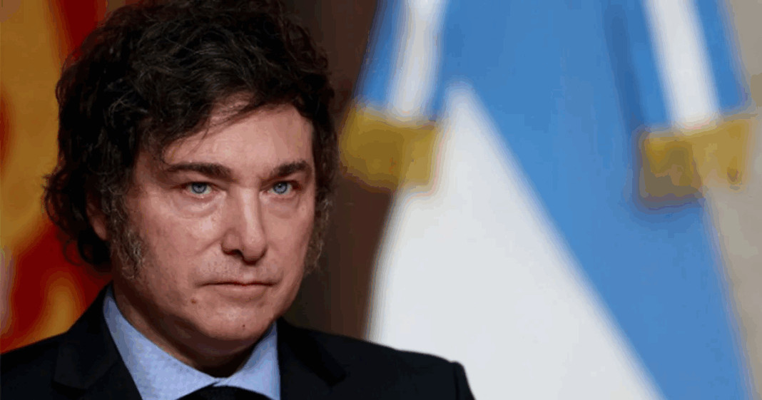 Encuesta: imagen negativa de Milei asciende al 60% y perdería por 6 puntos en octubre