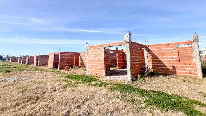 CASTELLI: Tras una estafa, el municipio recupera 28 techos de un barrio de viviendas