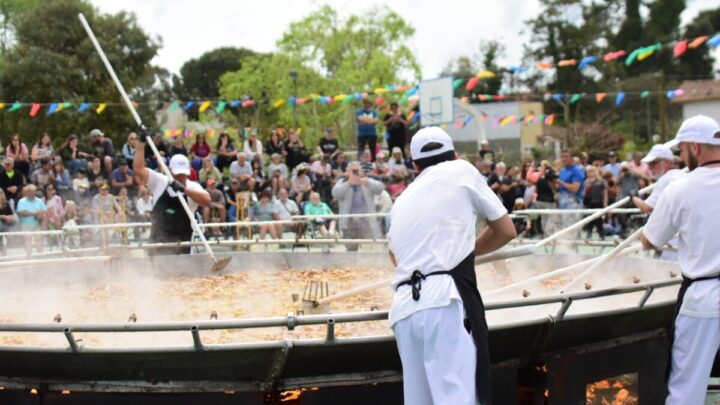 Entre risas, aromas y música, Villa Gesell volvió a compartir la paella de la amistad