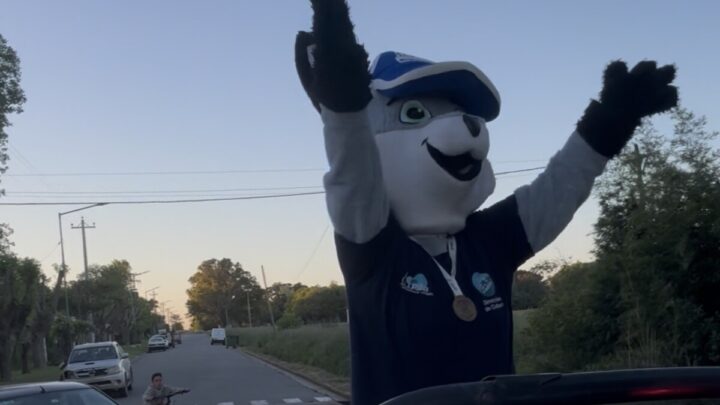 Las sonrisas de los más chicos iluminaron la llegada de “Pilito” y la delegación de Pila