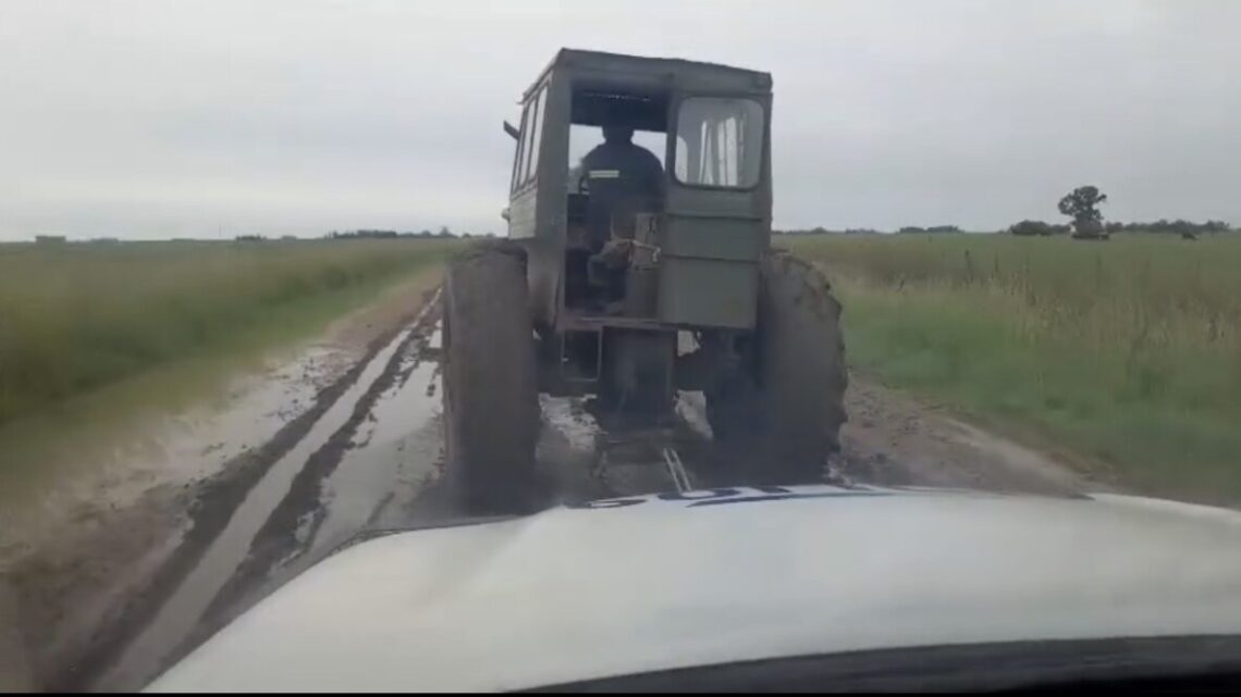 El tractor de la Democracia: funcionarios y gendarmes garantizan el voto llevando la urnas al escuelas rurales