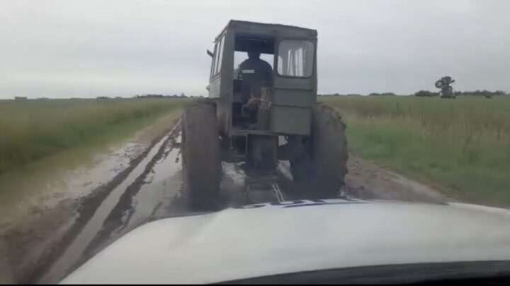 El tractor de la Democracia: funcionarios y gendarmes garantizan el voto llevando la urnas al escuelas rurales