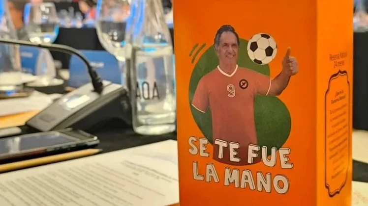 Scioli presentó su yerba “Pichichi” con un llamativo slogan: “Se te fue la mano”