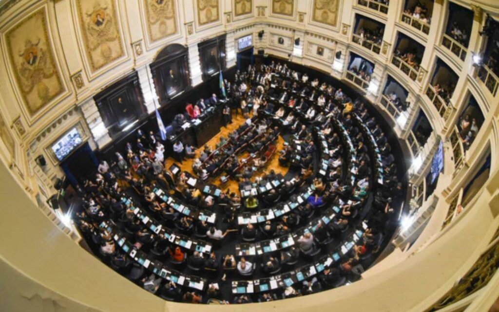 Kicillof busca su “triplete” de leyes en un miércoles clave en la Legislatura