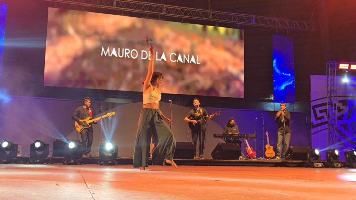 Abril Caus acompañó con su arte a Mauro de la Canal en el escenario mayor de Cosquín