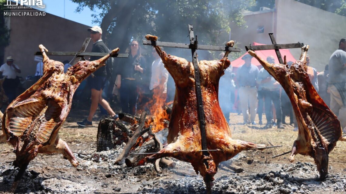 Pila ya prende los fuegos para celebrar la 4° Fiesta Regional del Cordero Pilero al Asador