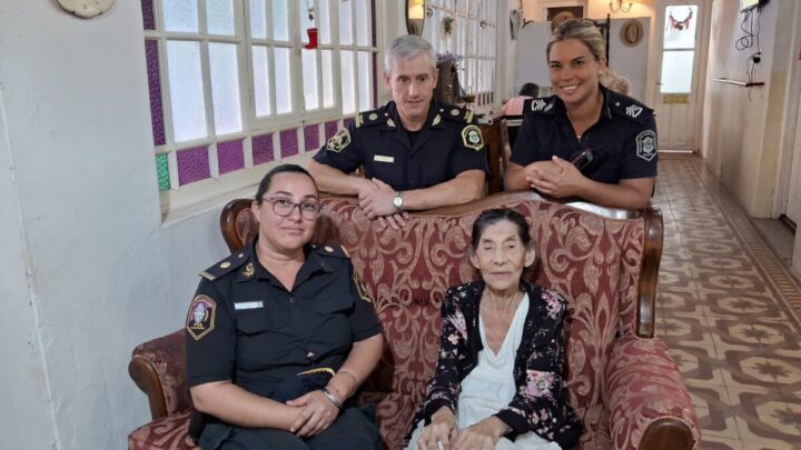 Yolanda Castillo, pionera de la Policía, celebra 93 años y recibió un emotivo reconocimiento