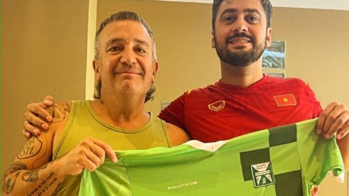 El periodista deportivo Mariano Almada posó con la camiseta de Ferro, campeón del fútbol dolorense
