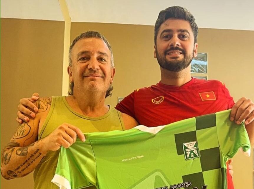El periodista deportivo Mariano Almada posó con la camiseta de Ferro, campeón del fútbol dolorense
