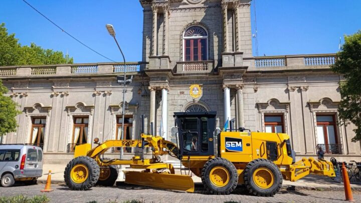Nueva motoniveladora para mejorar los caminos rurales de Las Flores