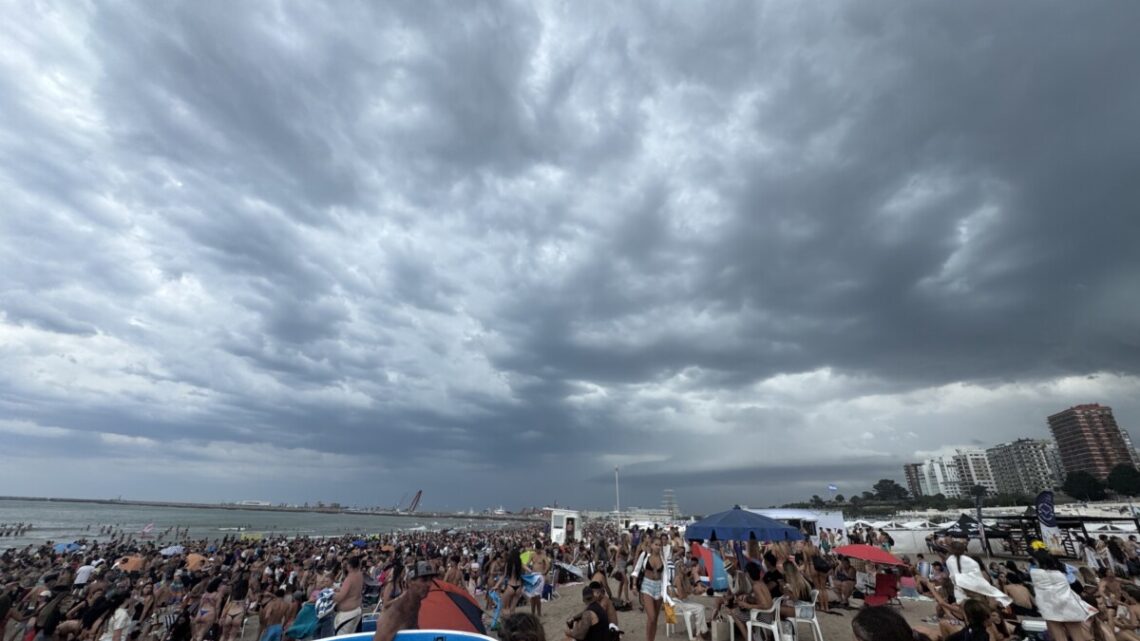 La tormenta sorprendió a Mar del Plata y vació las playas en plena tarde de calor