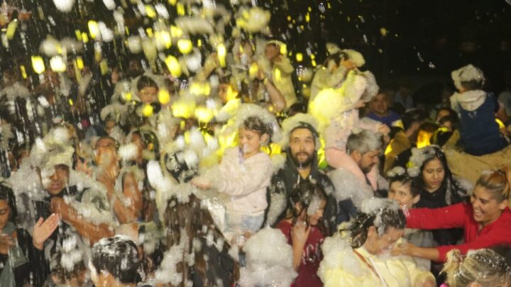 Mega Fiesta de la Espuma: Ranchos vive un domingo a puro carnaval en la laguna