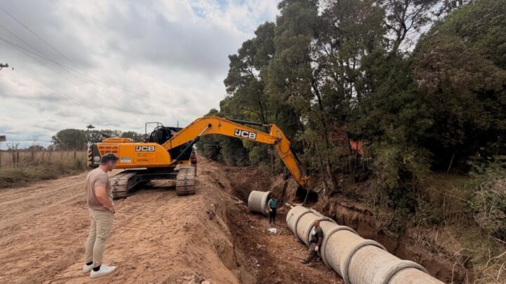 Avanzan tareas de limpieza y entubamiento en calles de Castelli