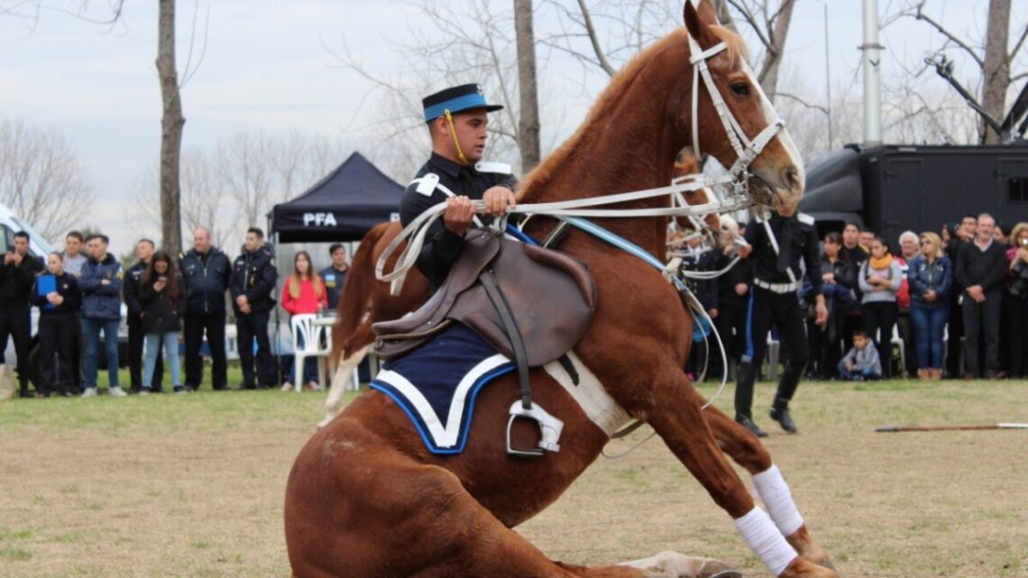 La Escuadra Azul y la Banda de la Policía Federal llegan al aniversario de la Escuela de Equinoterapia