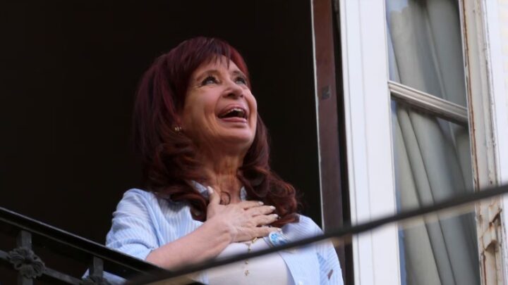 Cristina Kirchner salió a saludar a la militancia por su cumpleaños, en medio del debate de la Reforma Laboral
