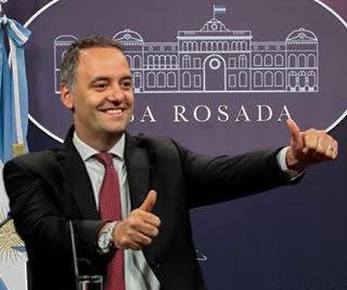 El Gobierno, en las cosas importantes: cambiarle el nombre a la TV Pública