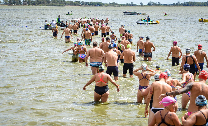 Chascomús: Más de 200 nadadores participarán del cruce de la laguna