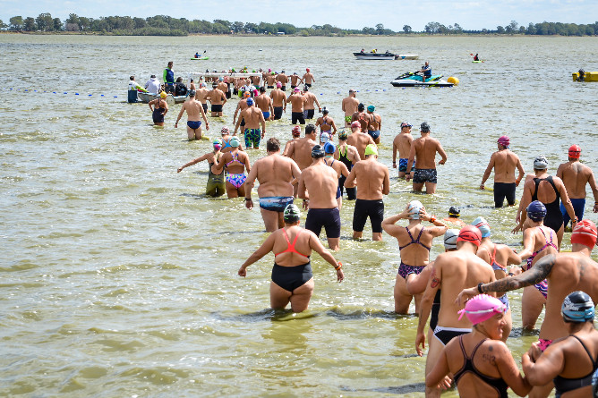Chascomús: Más de 200 nadadores participarán del cruce de la laguna