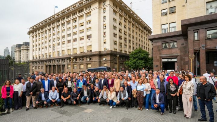 Intendentes de todo el país unidos por el reclamo de fondos y obras paralizadas