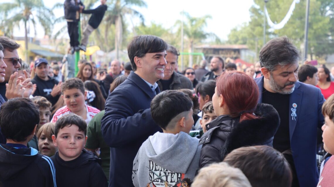 Castelli inauguró la renovada Plaza Taillade en un histórico 25 de Mayo