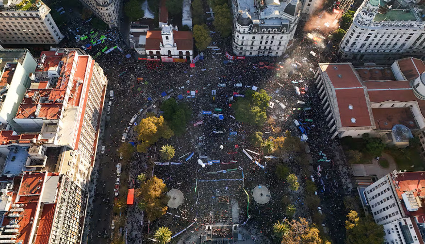 La marcha fue multitudinaria y potenció el reclamo al Gobierno para que cumpla el financiamiento universitario