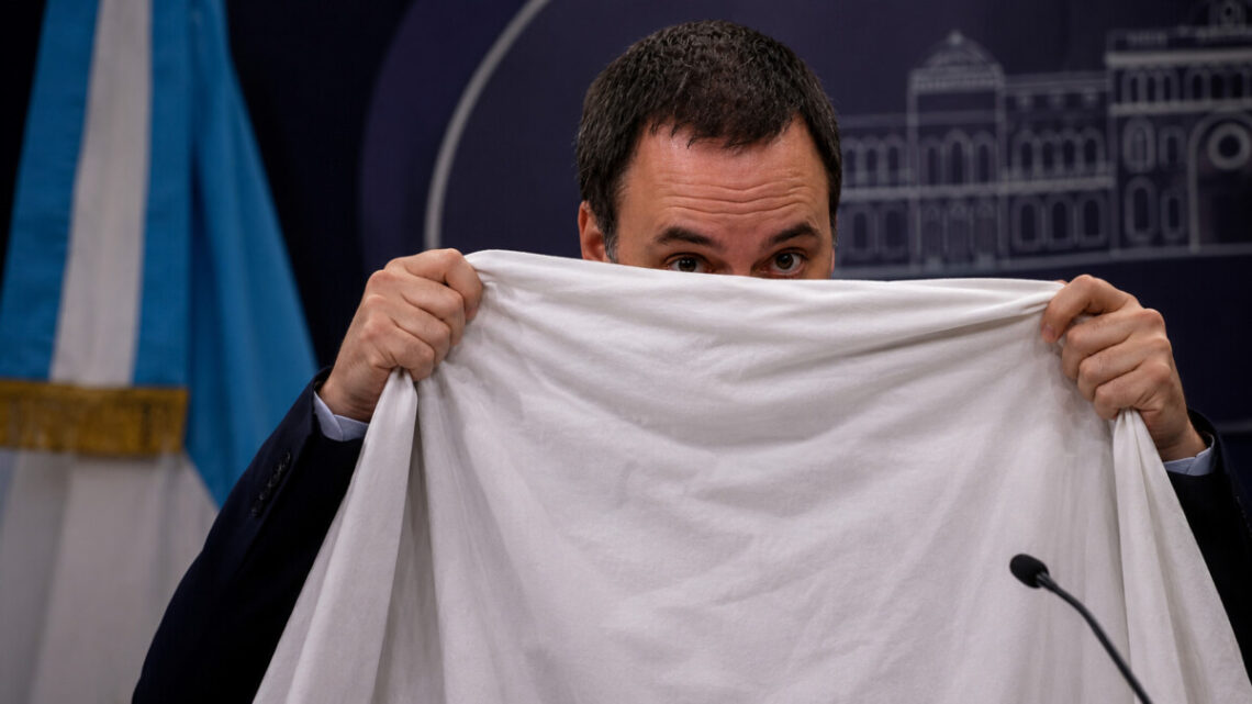 Adorni, más complicado: investigan una compra de $8 millones en sábanas