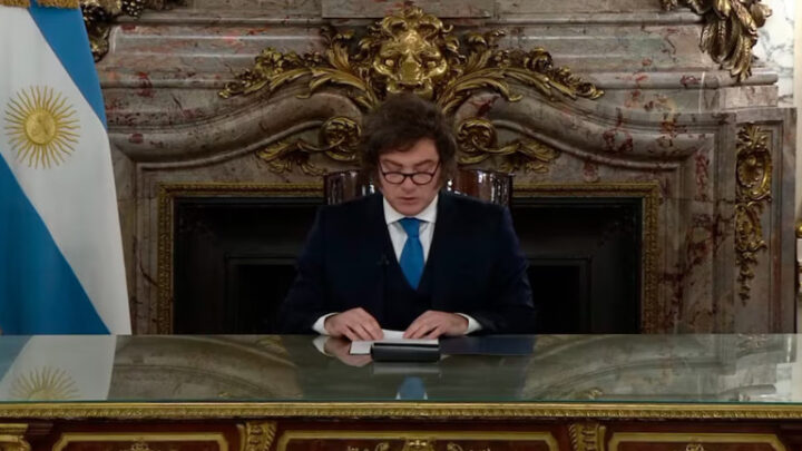 Milei anunció la reforma del Banco Central con una nueva embestida contra CFK