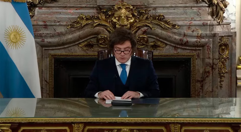 Milei anunció la reforma del Banco Central con una nueva embestida contra CFK
