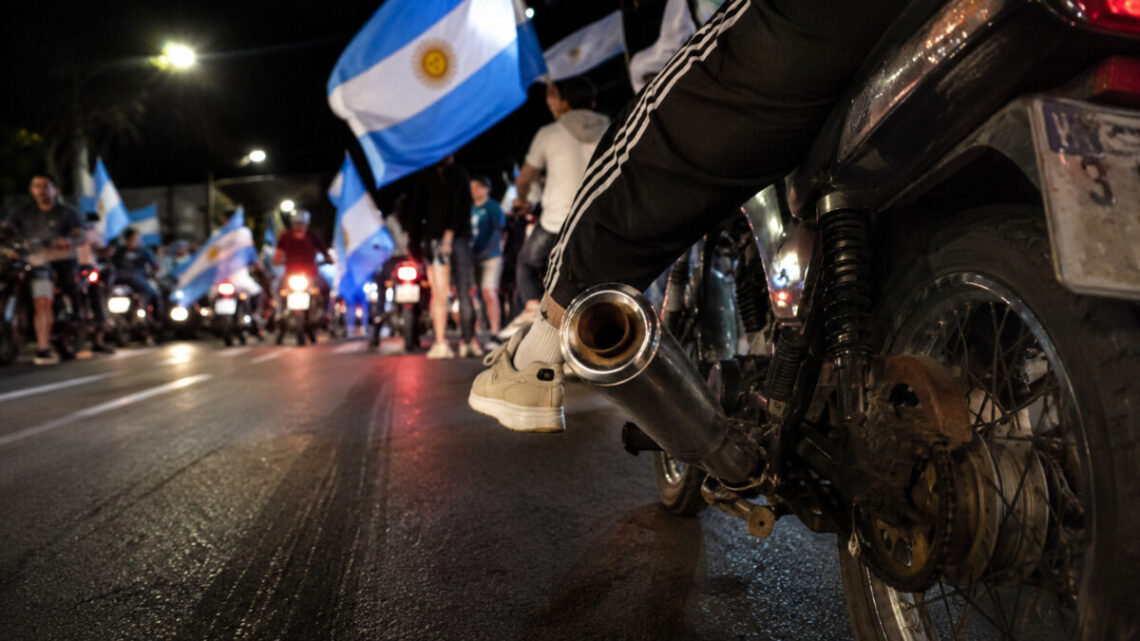 Motos con escapes libres: la falta de respeto que marcó los festejos de la Selección