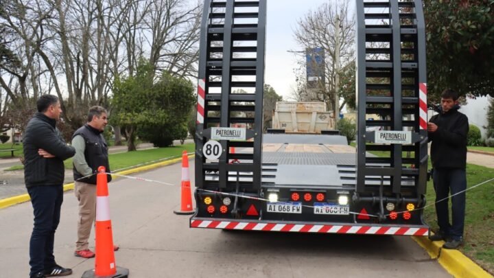 Más equipamiento para fortalecer los caminos rurales de Pila